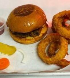 Reds Bar B Que-Boat Club