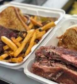 Reds Bar B Que-Boat Club